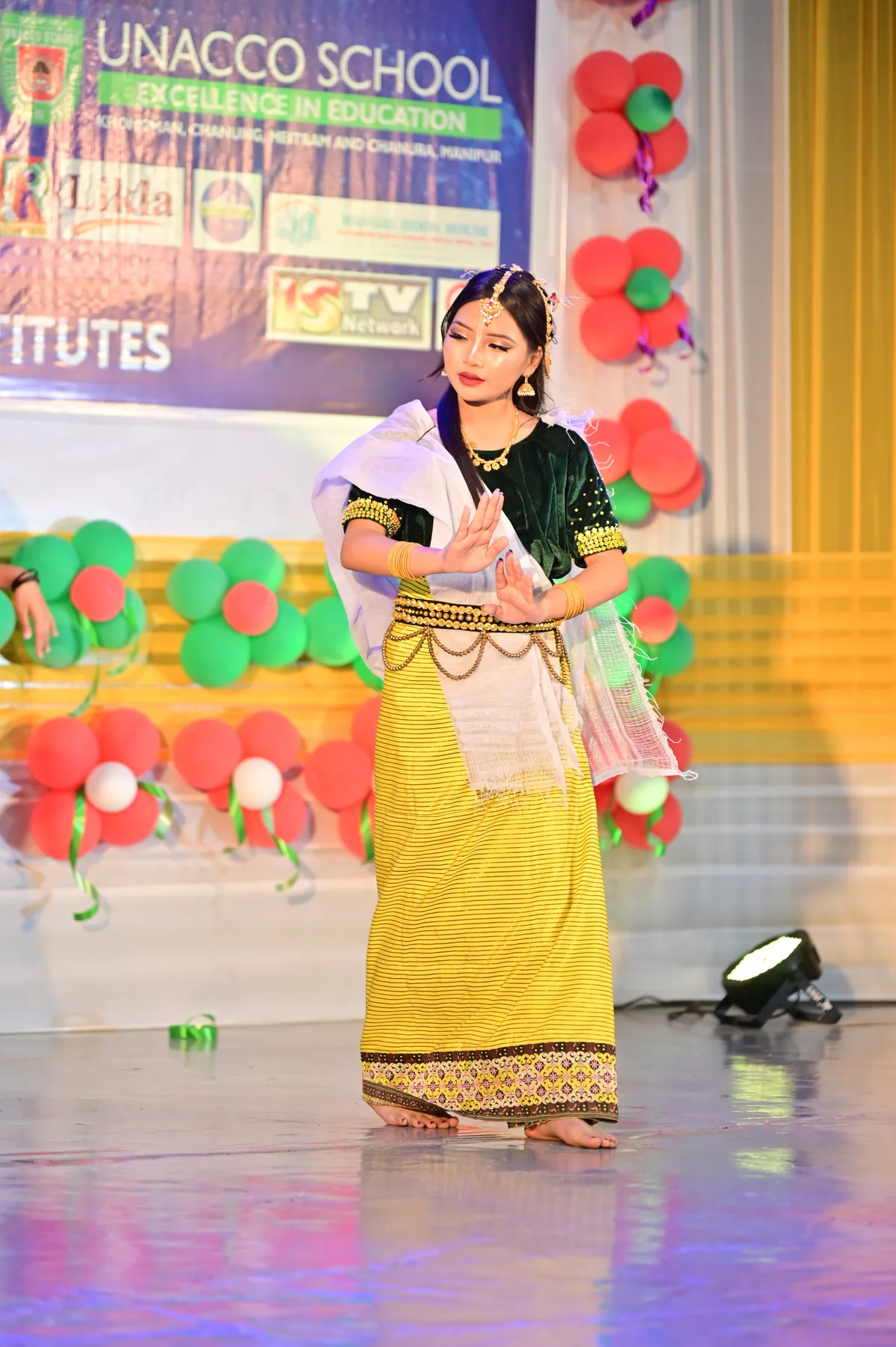 Young performers turn the EDUCCON stage into a living canvas.