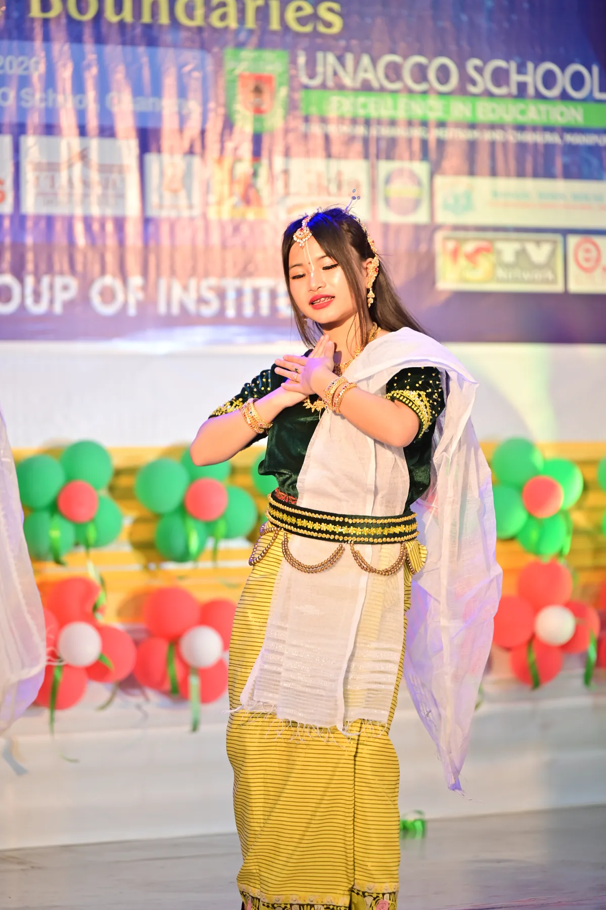 Student artistes turn the EDUCCON stage into a living canvas.